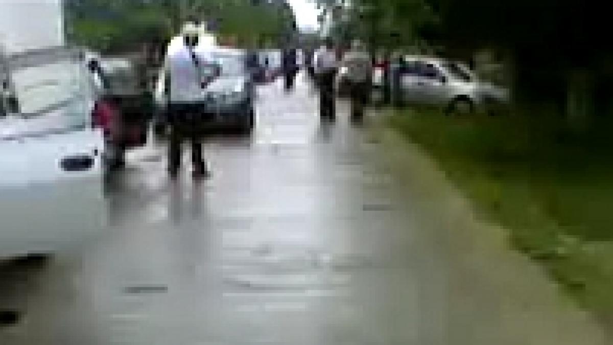 Dâmboviţa: Un bărbat din caravana PD-L a fost înjunghiat mortal <font color=red>(VIDEO)</font>