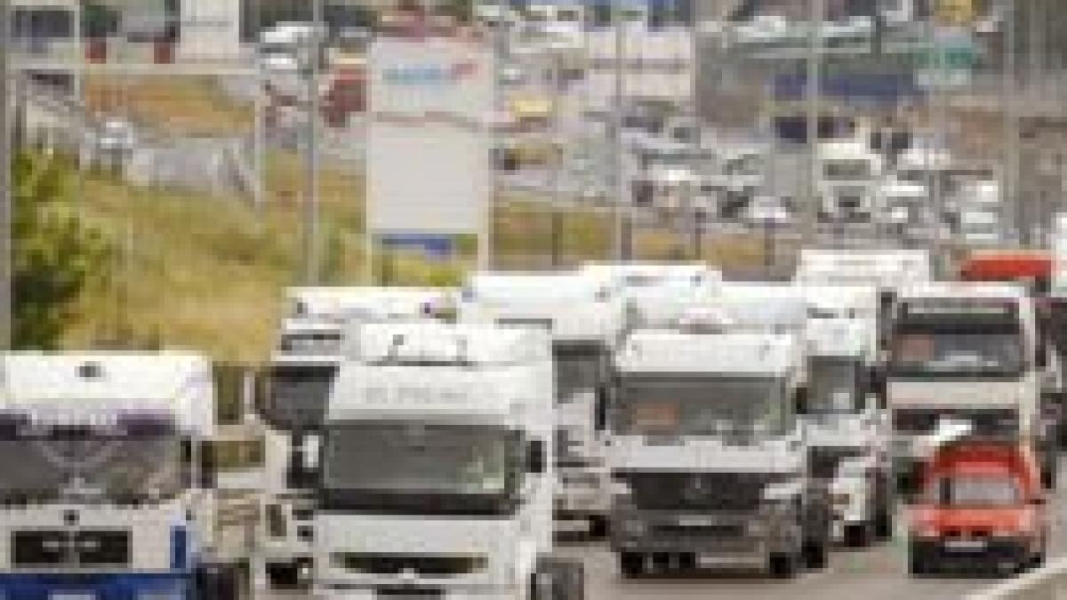 Transportatorii francezi protestează faţă de scumpirea carburanţilor