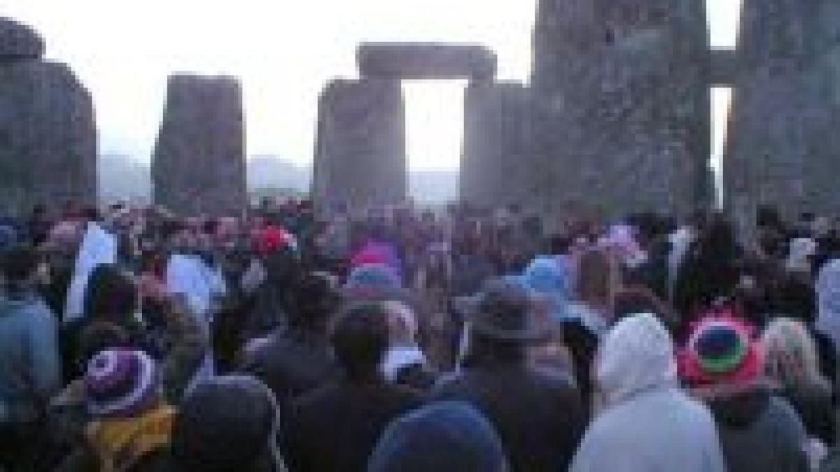 Peste 30.000 de oameni s-au adunat la Stonehenge să întâmpine solstiţiul de vară