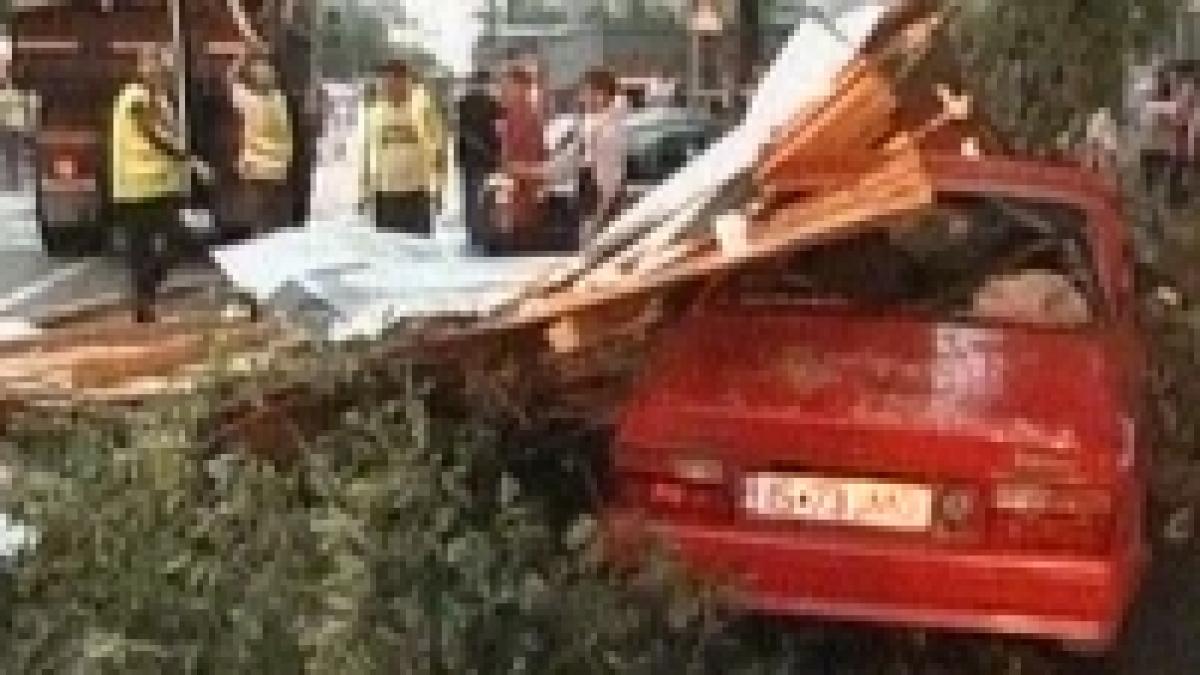 Furtună la Iaşi. Un bărbat a fost rănit şi mai multe maşini au fost strivite de copaci