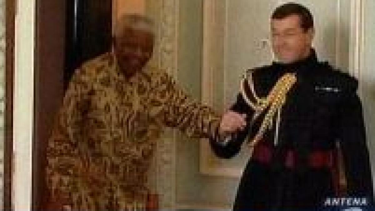 Nelson Mandela sărbătoreşte, la Londra, apropiata aniversare a vârstei de 90 de ani