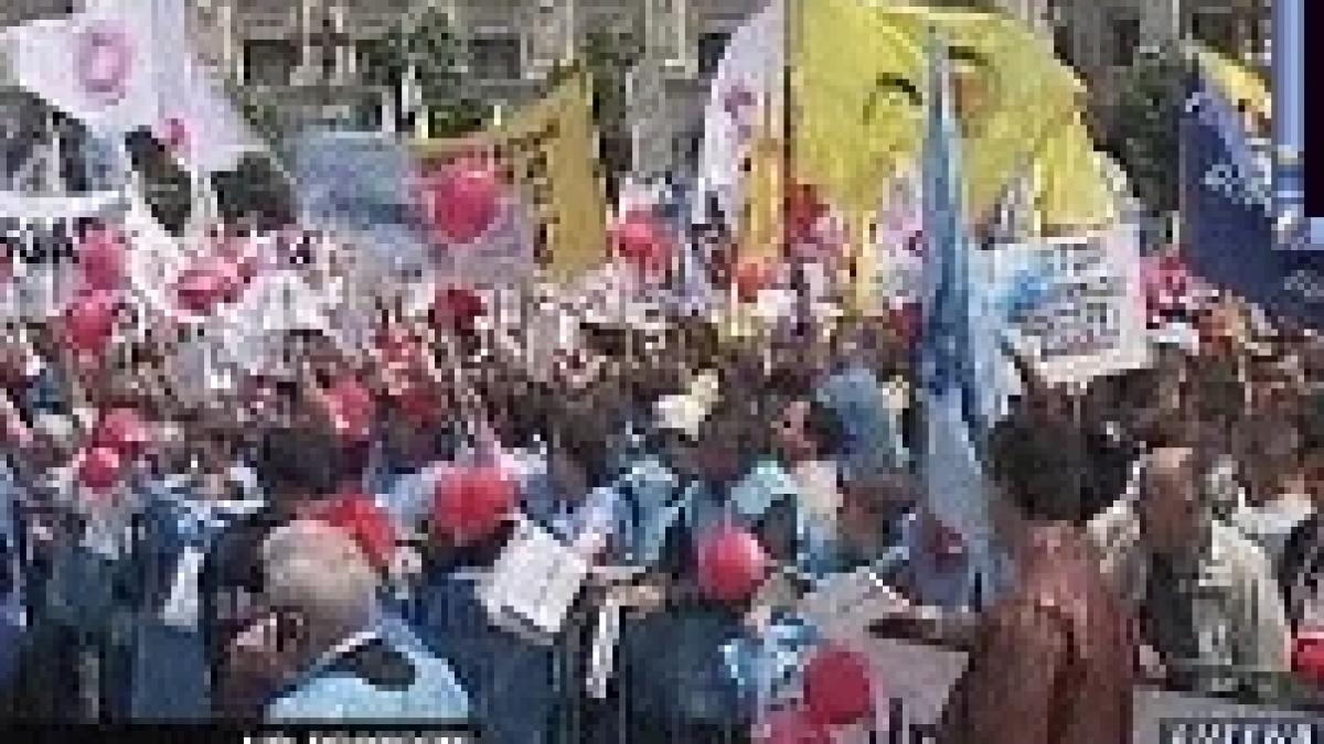 Sindicaliştii din întreaga ţară ameninţă din nou cu proteste