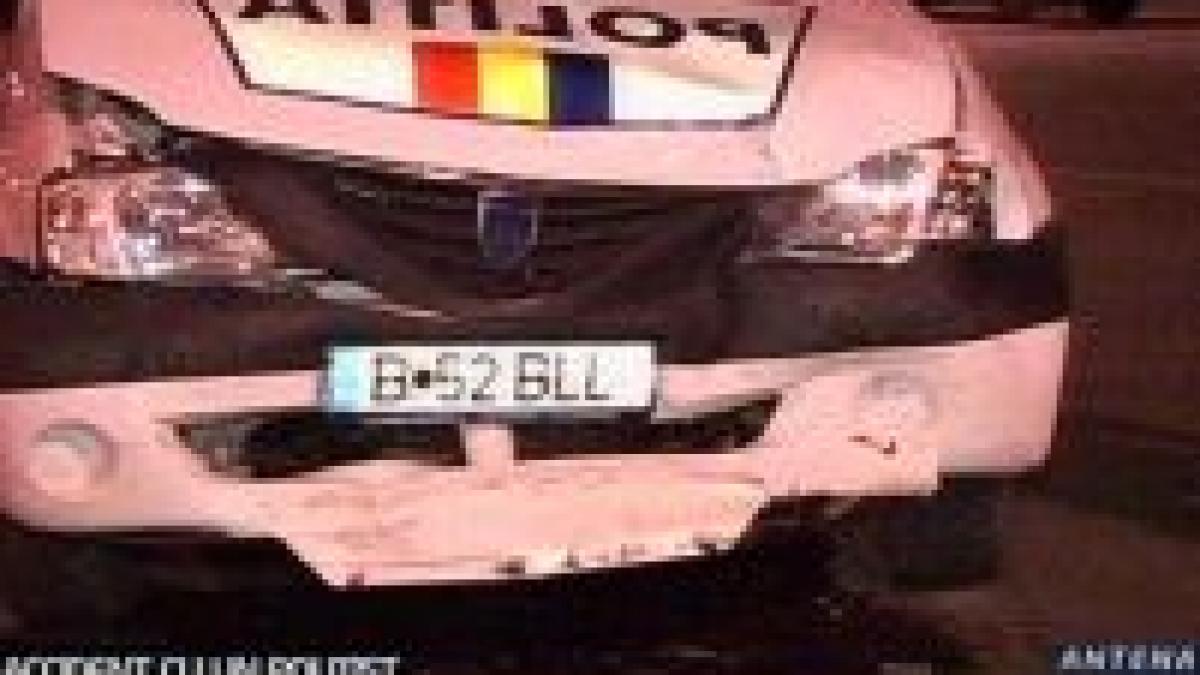 Bucureşti: O maşină de poliţie şi o decapotabilă s-au tamponat în Drumul Taberei