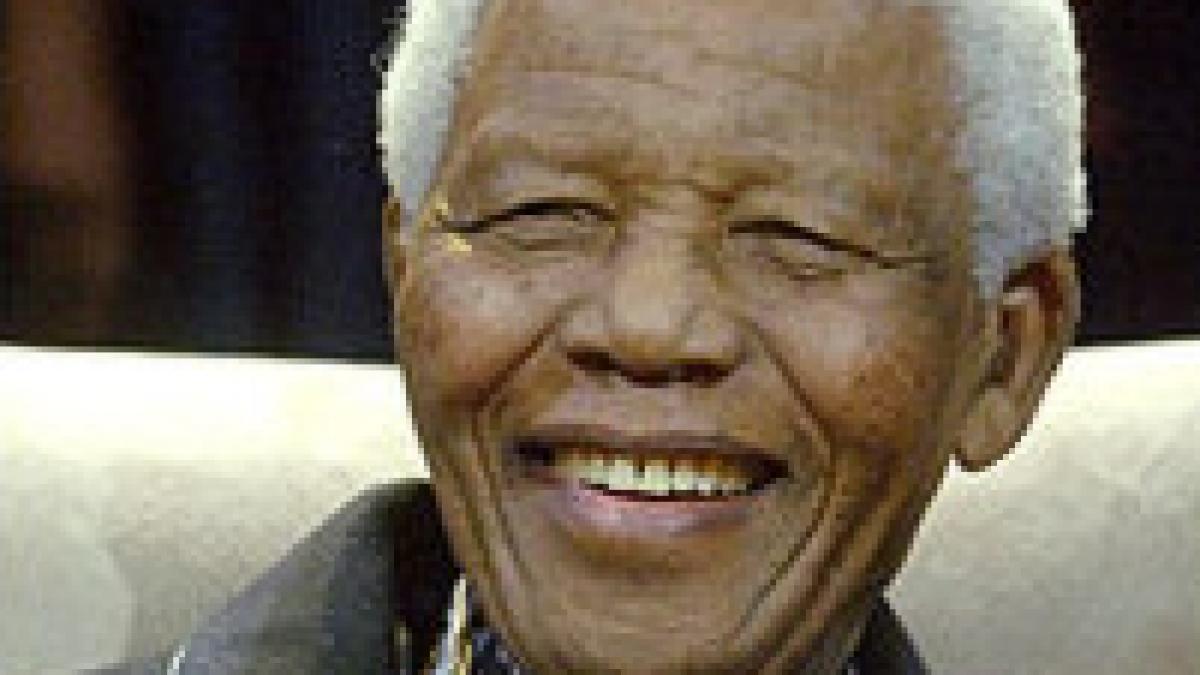 Nelson Mandela, fostul preşedinte sud-african, aniversează 90 de ani