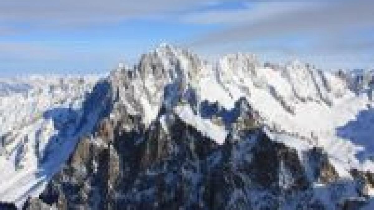 Şase alpinişti români au fost surprinşi de o avalanşă pe masivul Mont Blanc 