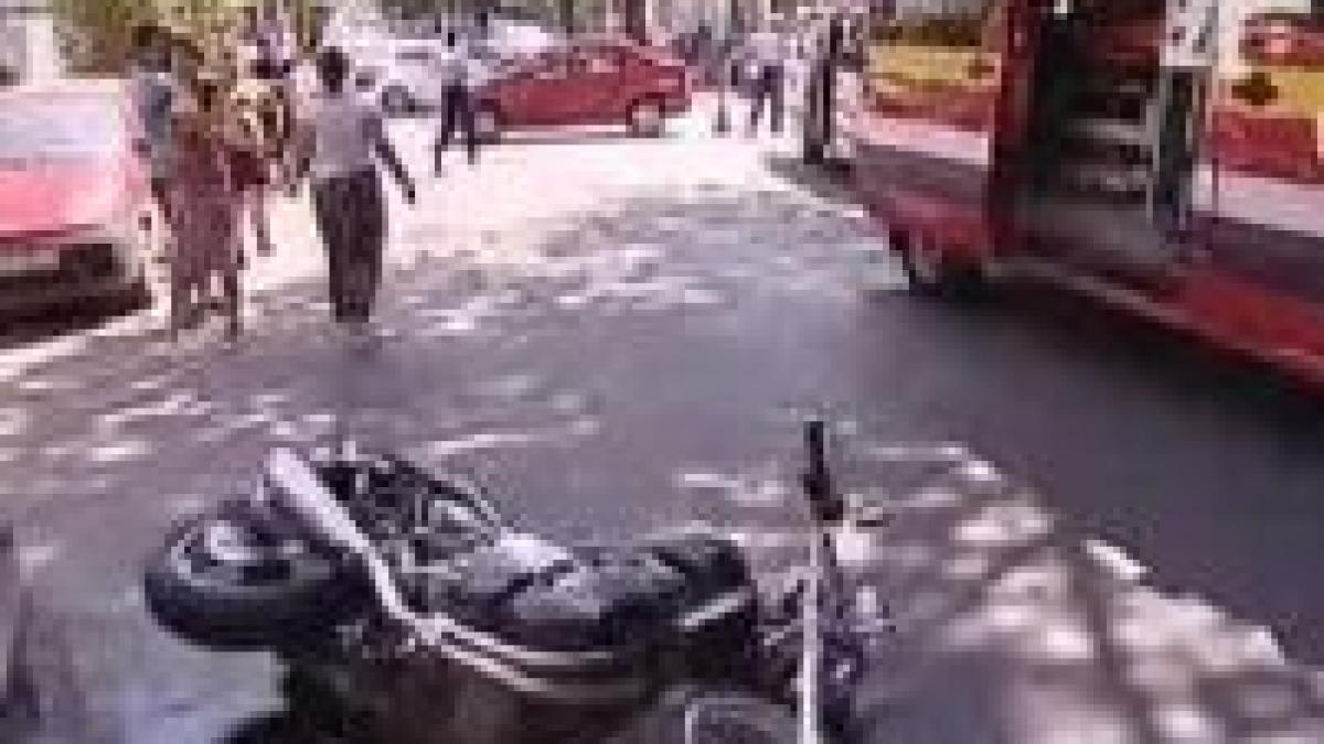 Bucureşti. Un motociclist, spulberat de un autoturism care a trecut pe roşu