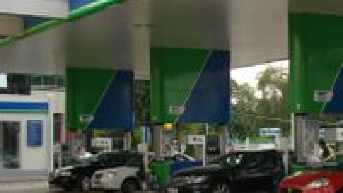 Petrom şi OMV ieftinesc benzina şi motorina cu 8 bani, respectiv 6 bani pe litru