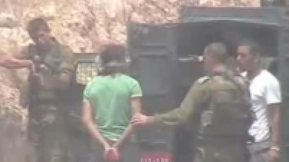 Un soldat israelian a fost filmat în timp ce împuşca un prizonier palestinian (VIDEO)