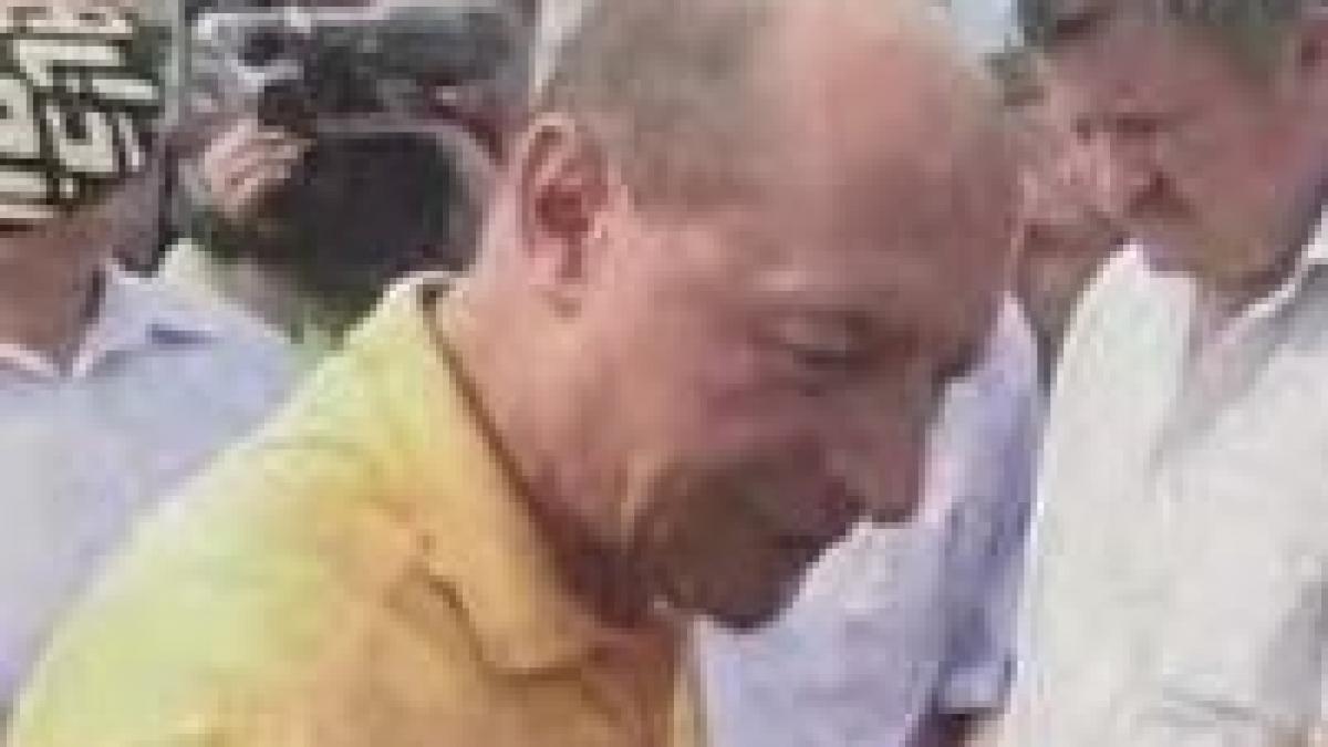 Săuceşti. Băsescu le-a cerut sinistraţilor să aibă răbdare şi încredere în autorităţi