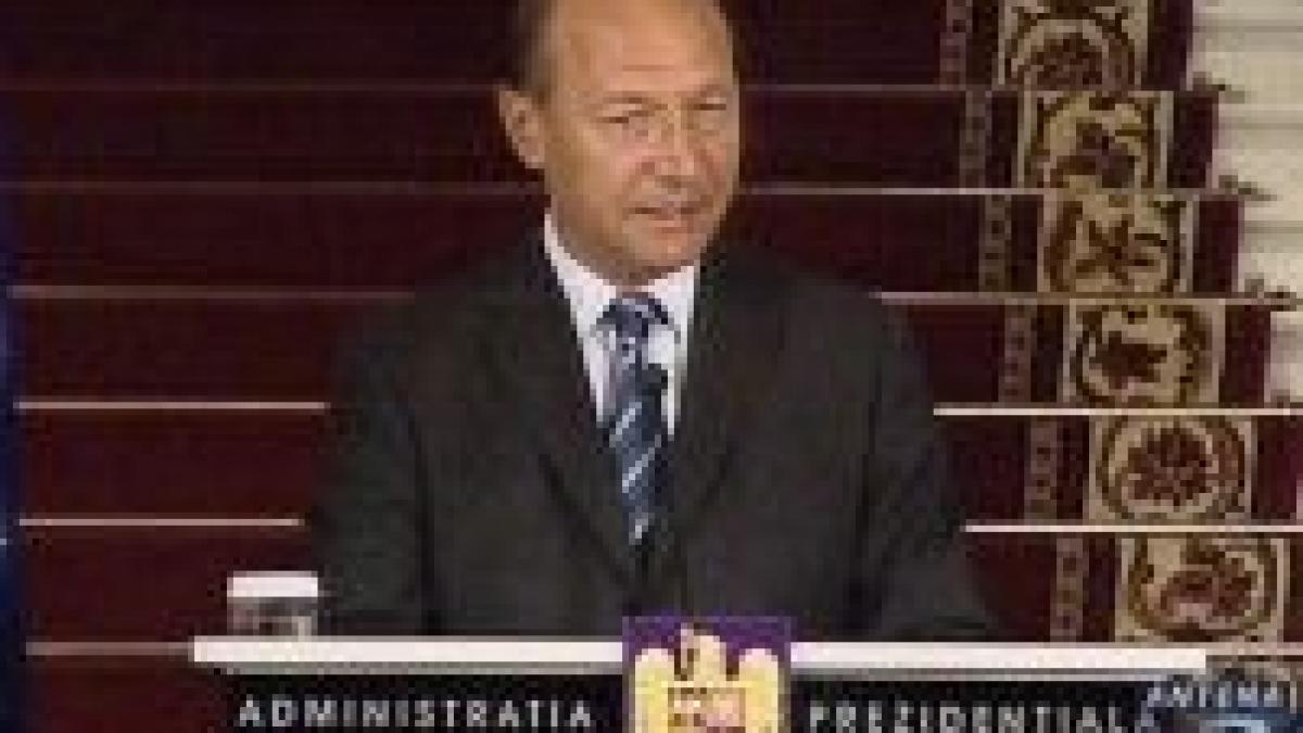 Băsescu: Înainte de a construi diguri, să mutăm locuinţele departe de zonele inundabile