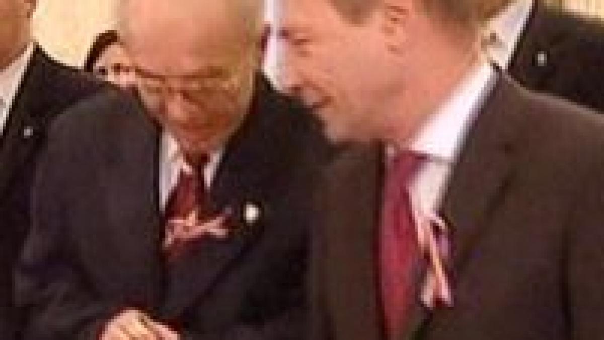 Băsescu l-a rugat pe Văcăroiu să vegheze la funcţia prezidenţială, cât e el plecat în China