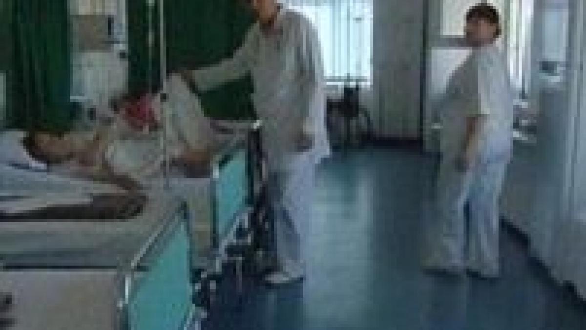 Peste 20% din medicii români vor să lucreze în străinătate, goniţi de salariile mici