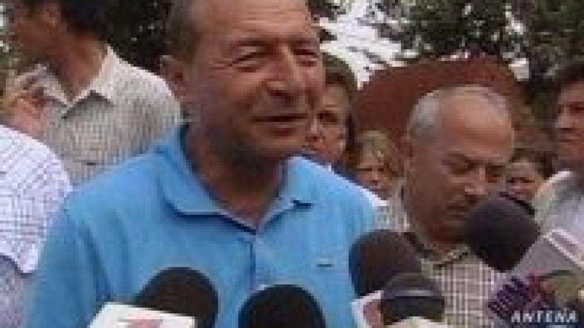 Băsescu, nemulţumit de modul cum au fost împărţite ajutoarele în Doljeşti, Neamţ 