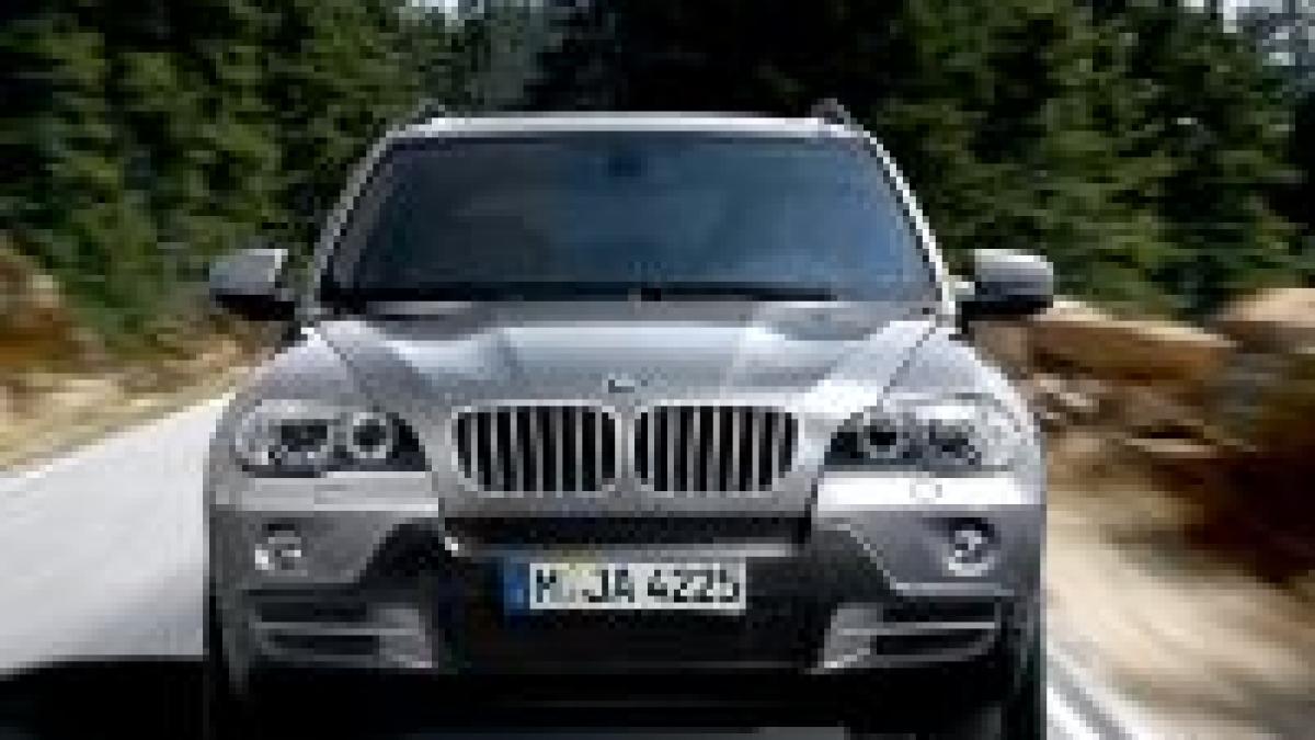 Costineşti. Doi turişti, călcaţi pe plajă de un BMW X5