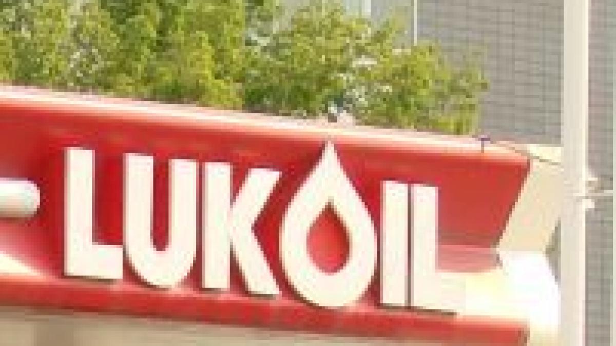 Rafinăria Lukoil, amendată pentru că poluează masiv aerul cu dioxid de sulf