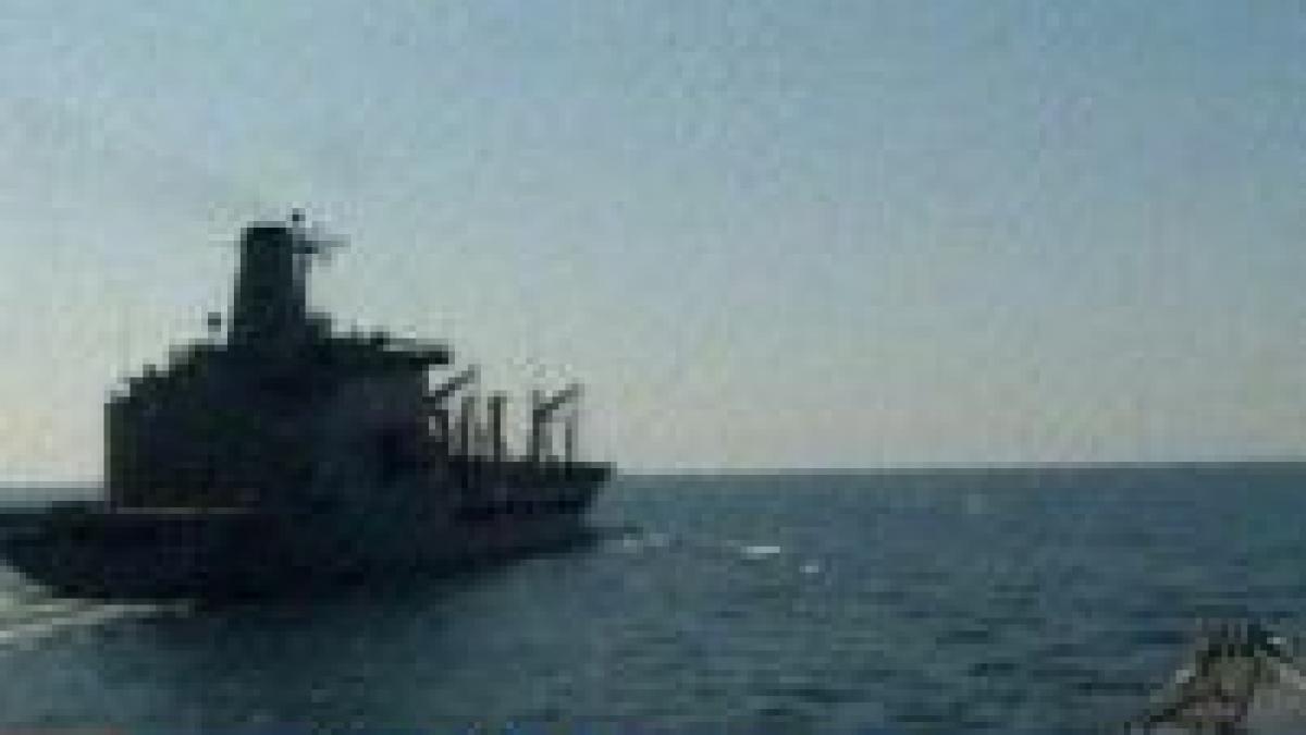 O navă cu 25 de marinari români a reuşit să scape de piraţi, în Golful Aden