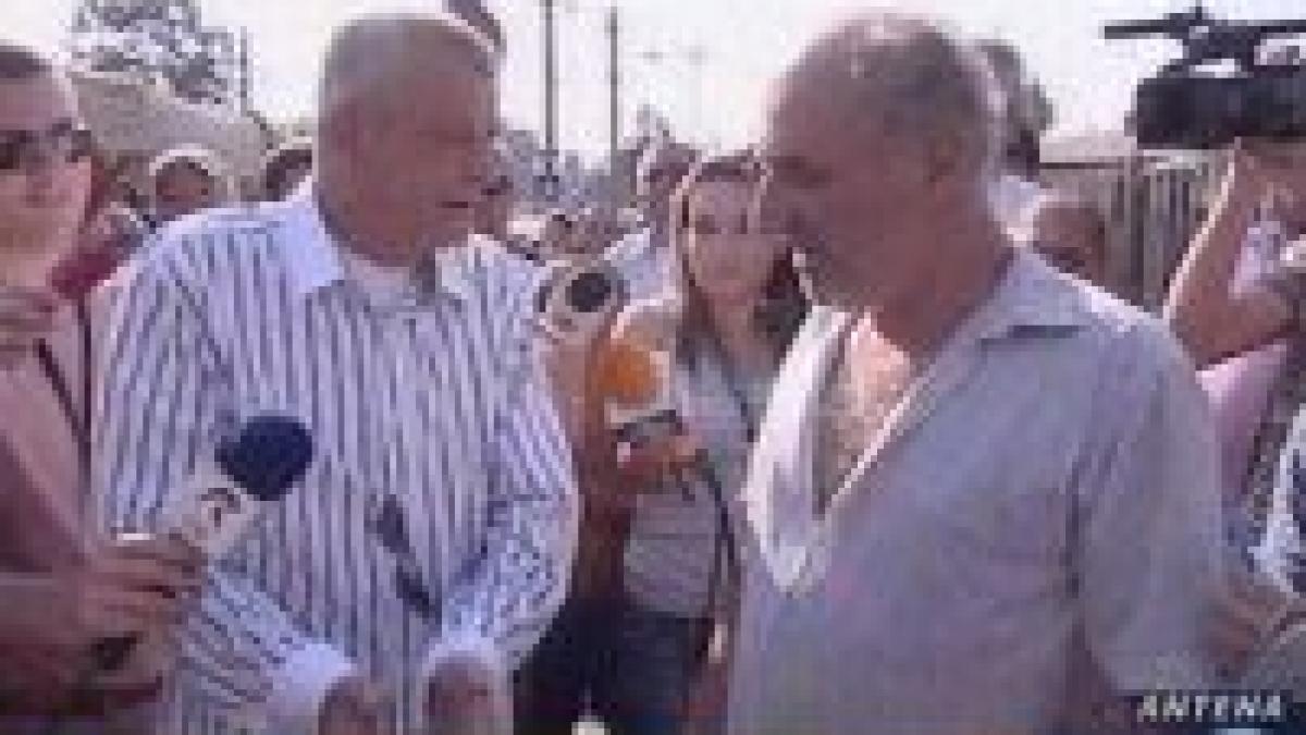 Sorin Oprescu, Dacian Cioloş şi Călin Popescu Tăriceanu au vizitat noile pieţe volante