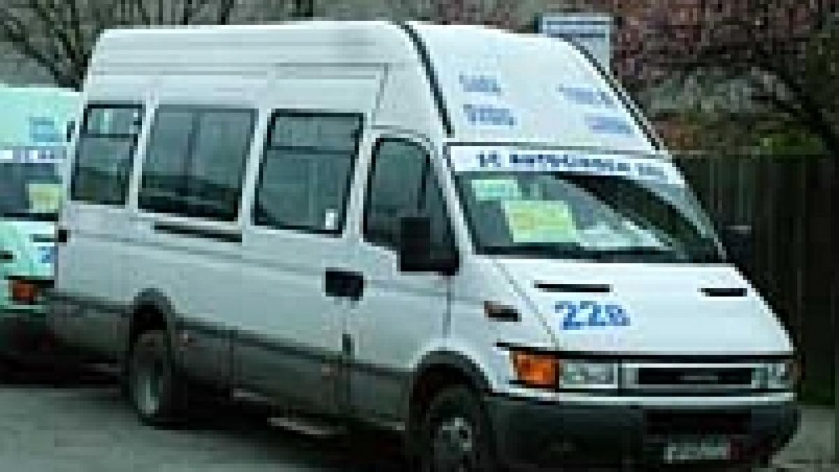 Buzău. Un mort şi zece persoane rănite într-un accident de microbuz