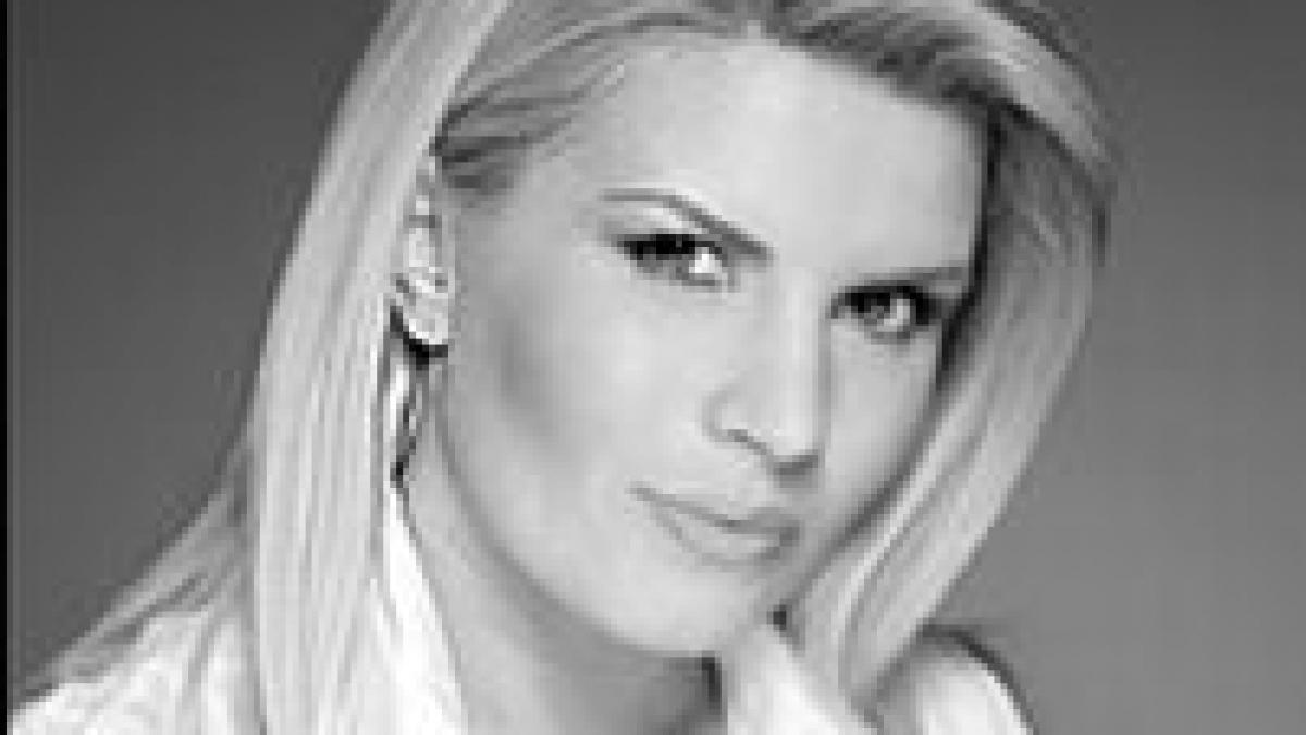 Elena Udrea i-a servit pe bucureşteni cu 200 de sarmale gătite chiar de ea