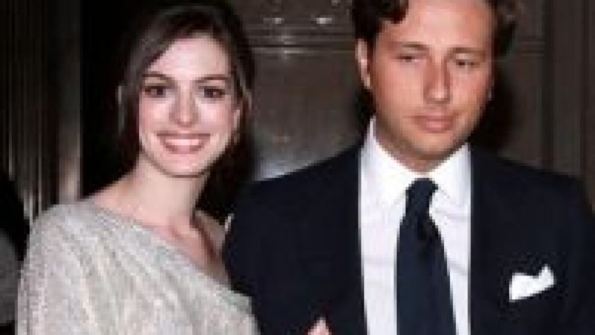 Fostul iubit al actriţei Anne Hathaway va merge la închisoare pentru înşelăciune