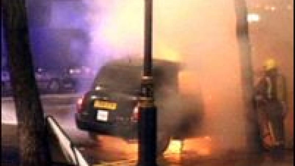 Londra: 500 de taxiuri retrase din circulaţie după ce a 8-a maşină a luat foc