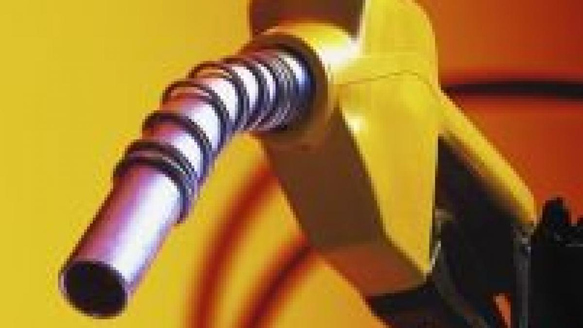 Preţul petrolului continuă să scadă. A ajuns cu 35% sub nivelul record atins în iulie