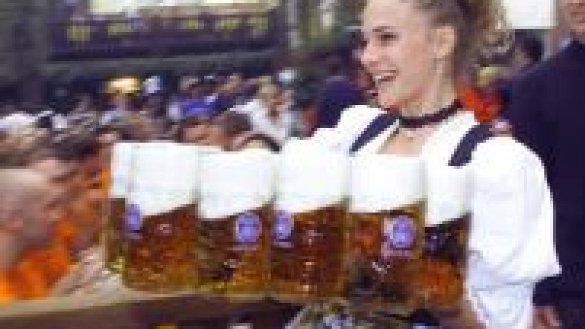 Pui la rotisor şi multă bere la Munchen. Începe Oktoberfest!