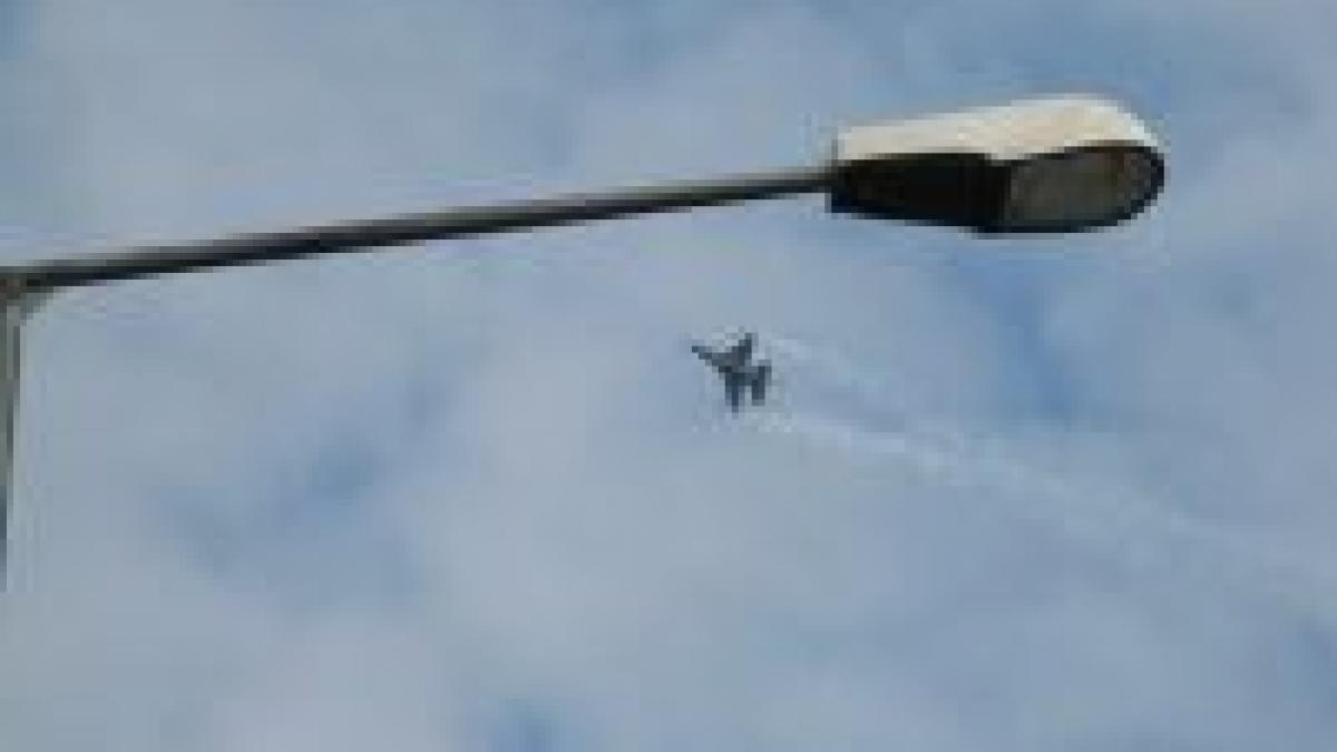 Cum e să-ţi zboare un F-16 deasupra blocului? (FOTO)