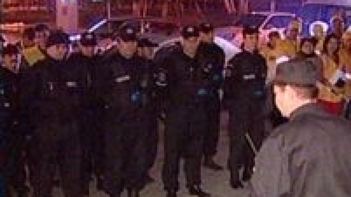 Descinderi în forţă cu poliţiştii comunitari din sectorul 2, organizate de primarul Onţanu