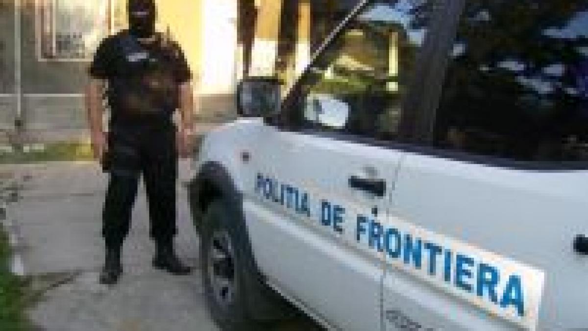 Trei poliţişti de frontieră, arestaţi după ce au violat-o pe prietena unuia dintre ei