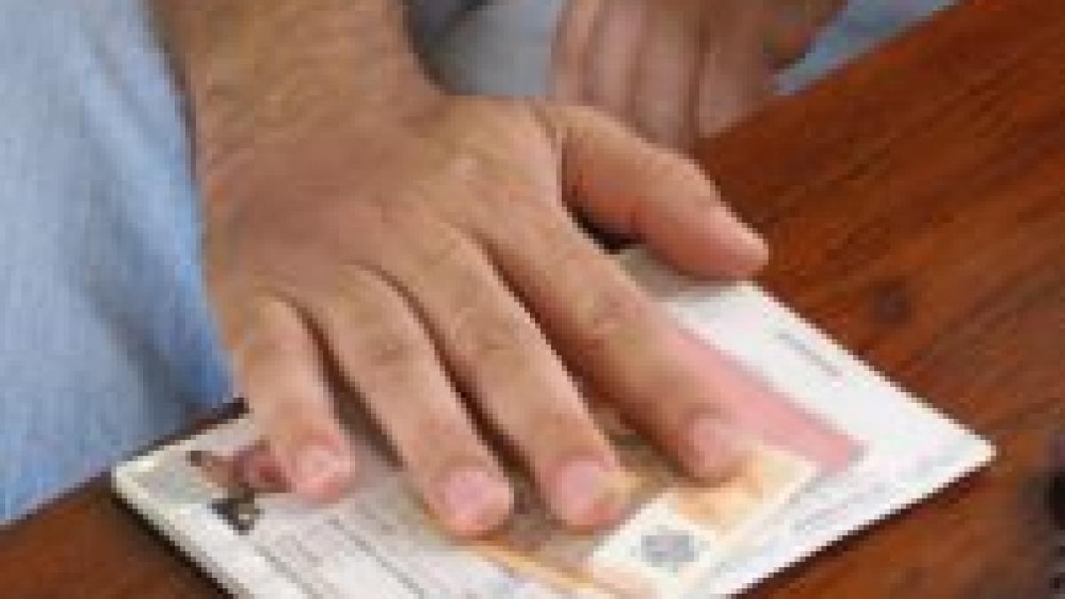 Nu s-a mai putut opri! Un poliţist milionar în euro a fost prins luând şpagă 600 de lei