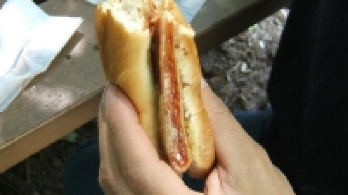 Alimentele care ne ucid. Hot dog şi cancer de colon