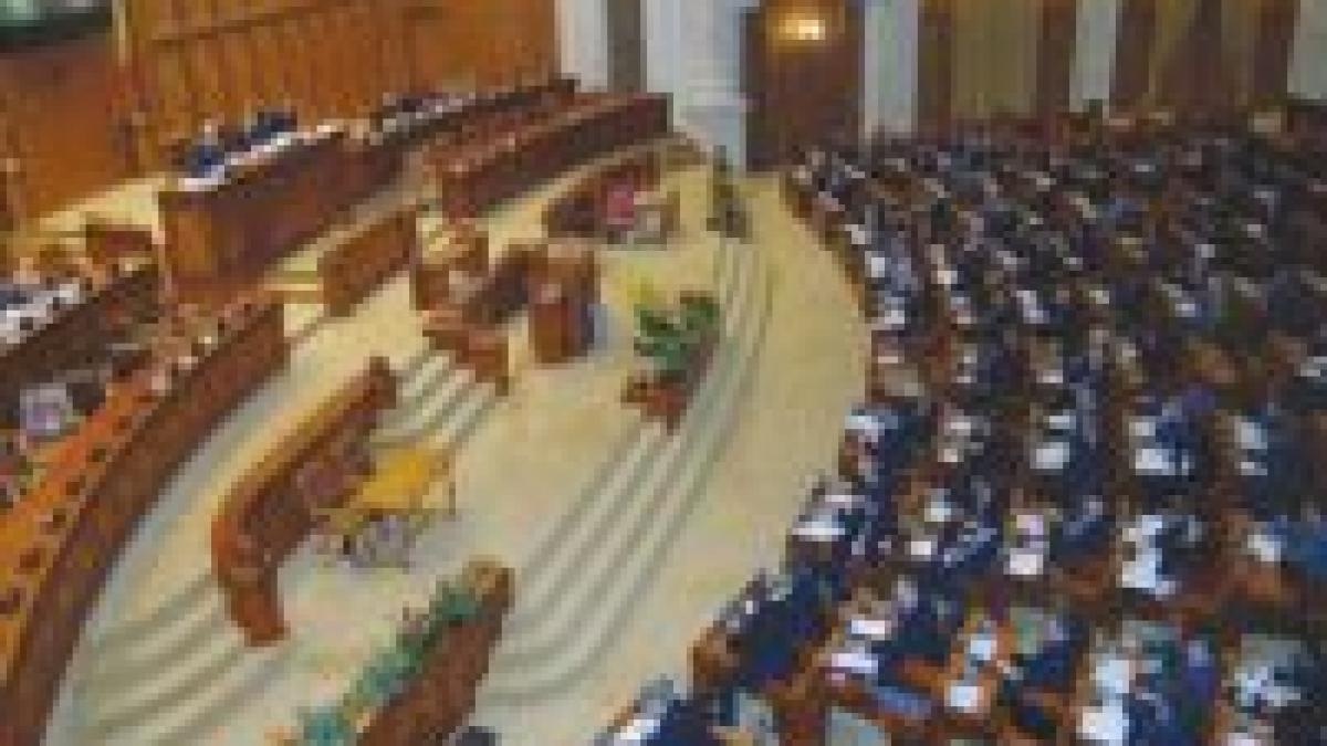 Parlamentarii se pun la adăpost de criza financiară. Senatorii şi deputaţii şi-au mărit pensiile