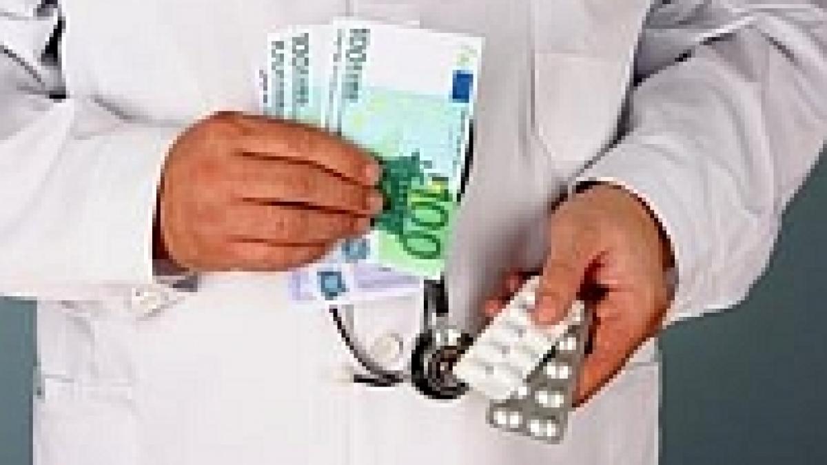 Şpăgile din sistemul medical de stat depăşesc valoarea pieţei medicale private