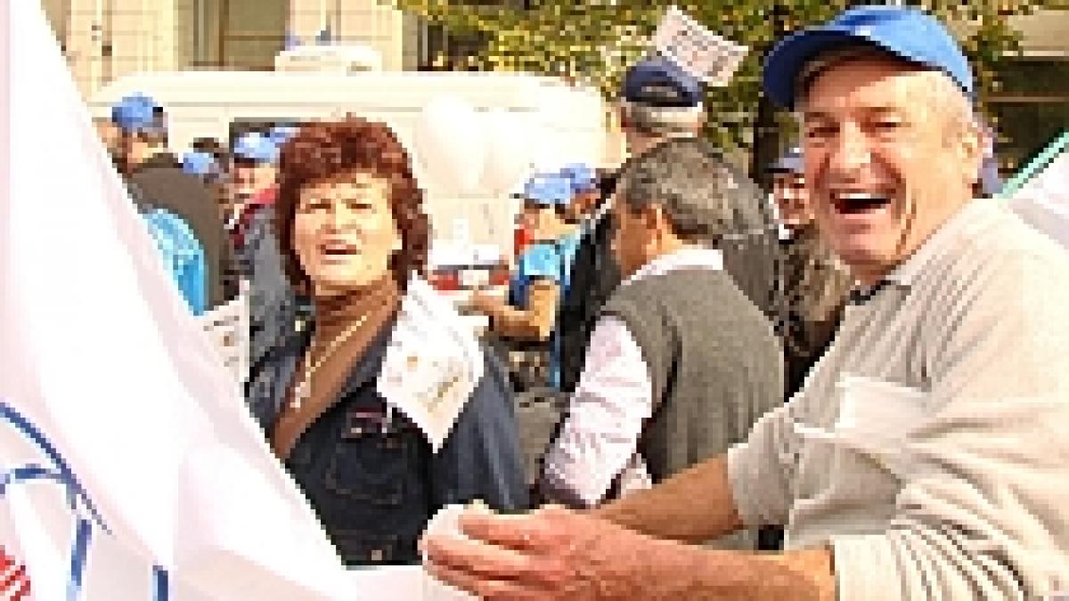 "Ăia hoţi, ăştia hoţi / Mama lor, la toţi!" Miting cu zâmbetul pe buze (FOTO)