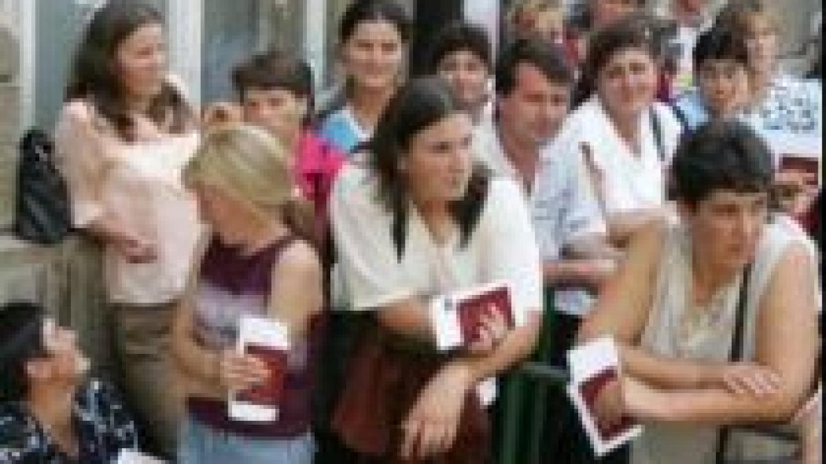 ?Căpşunarii? sfidează criza: Românii de afară trimit tot mai mulţi bani acasă

