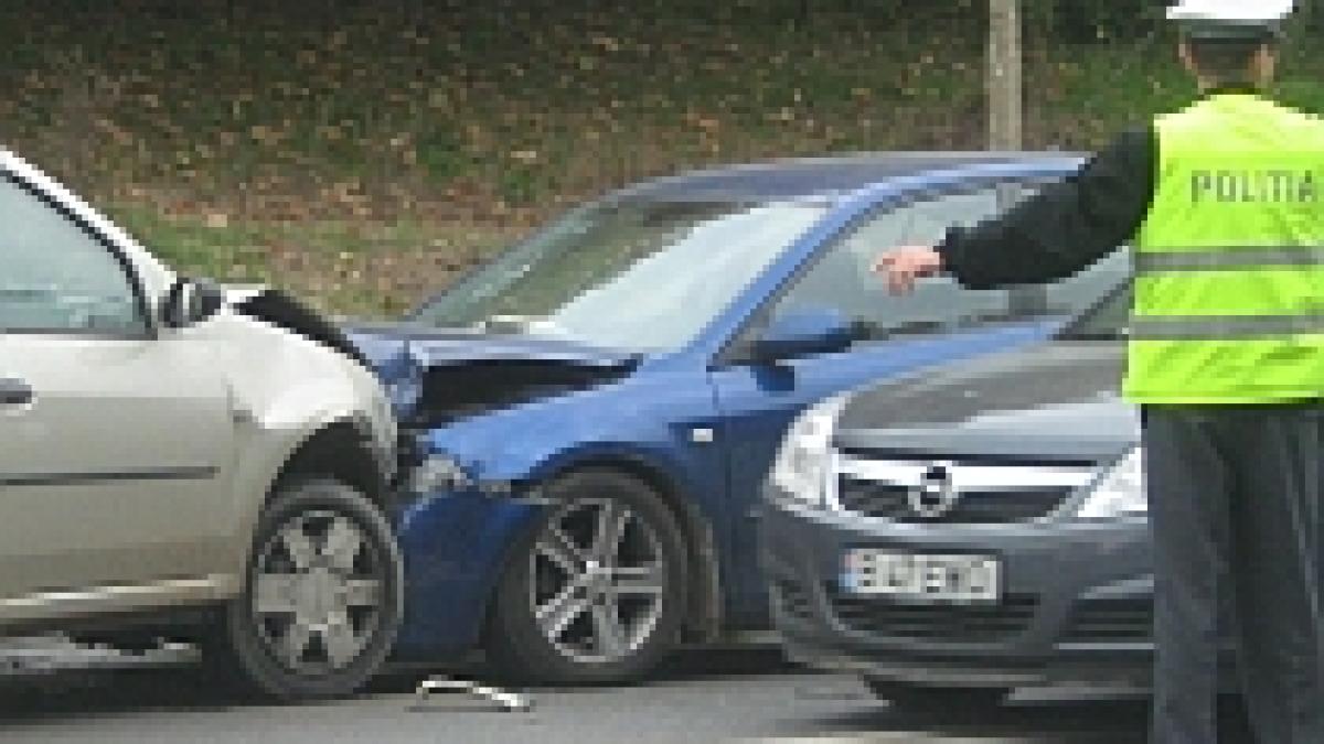 Bucureşti: Un Logan a intrat pe contrasens într-un autoturism Mazda (FOTO)