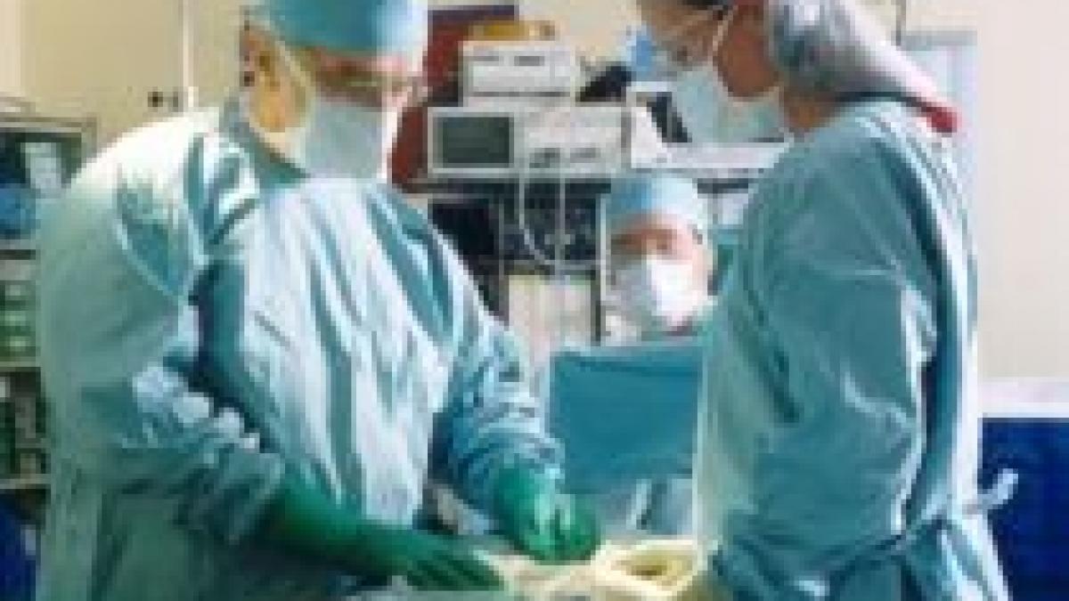 Spitalele riscă să se închidă: medicii, puşi să aleagă între stat şi privat

