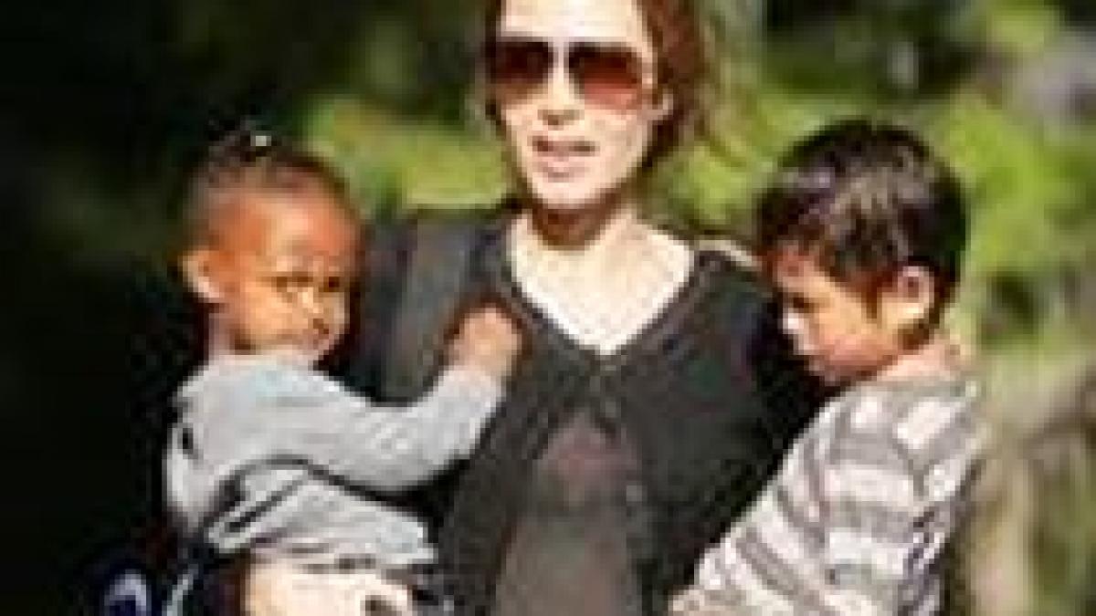 Angelina Jolie se gândeşte să adopte un al şaptelea copil 