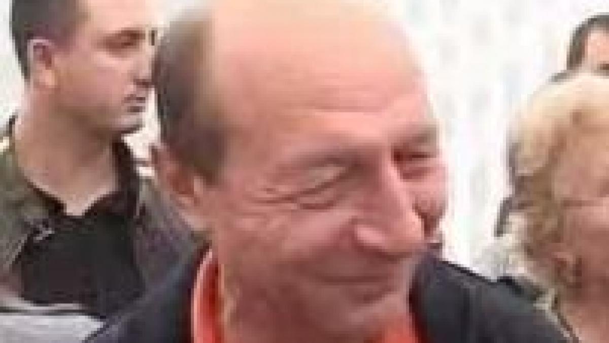 Lui Băsescu ?îi place amândouă?: şi telemeaua, şi brânza de burduf