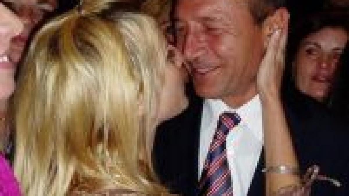 Adelina în locul Elenei? Băsescu, sărutat cu foc de o tânără blondă în Spania