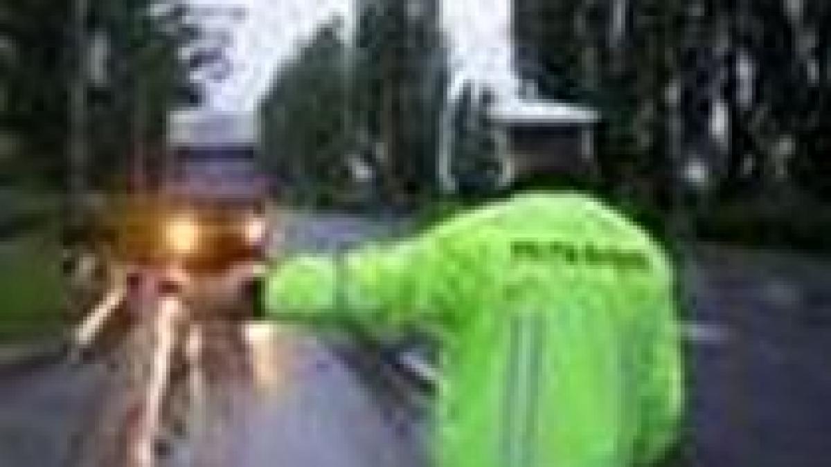 Infotrafic. Un bărbat a fost lovit succesiv de trei maşini, pe drumul European 85 