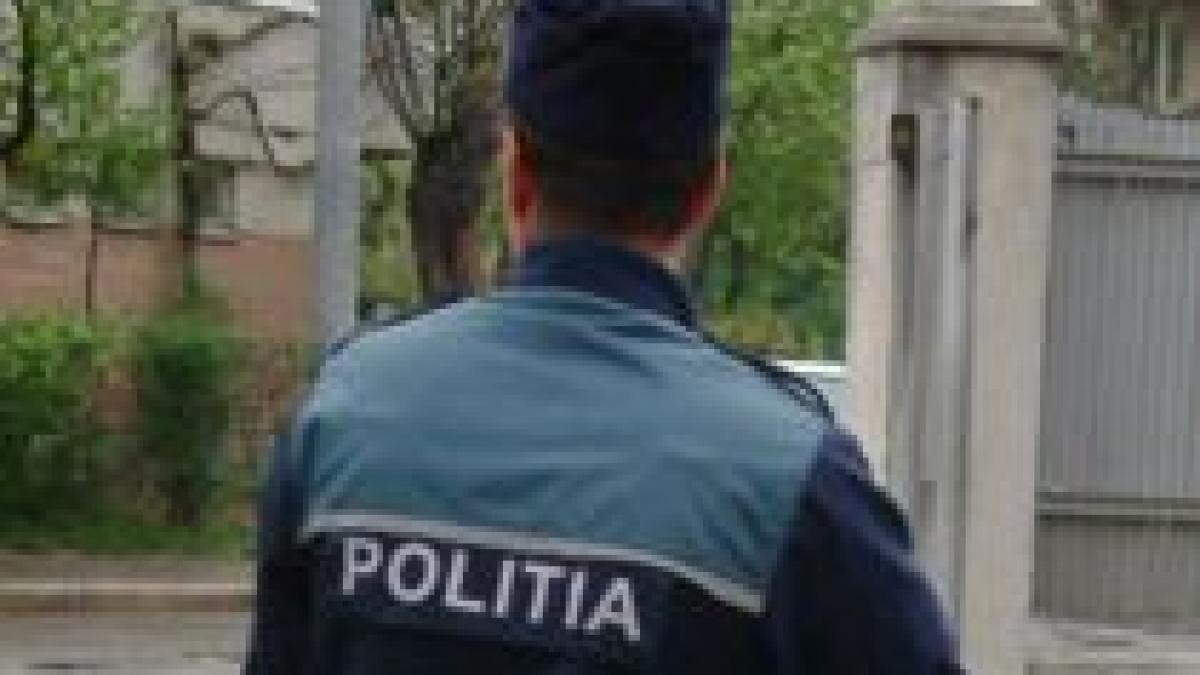 Timişoara. Un poliţist este acuzat de proxenetism şi trafic de minori