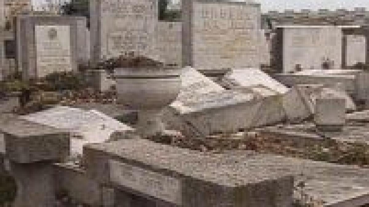 Aproape 150 de morminte de la un cimitir evreiesc, profanate de necunoscuţi