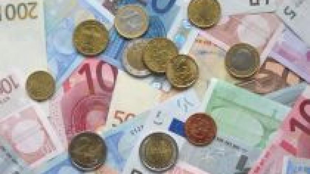 Leul s-a depreciat puternic, după discursul preşedintelui: 1 EURO = 3,7250 LEI