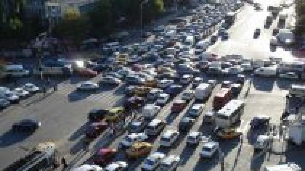 Traficul blocat la ieşirea din Capitală. Cinci persoane grav rănite într-un accident pe podul Otopeni 