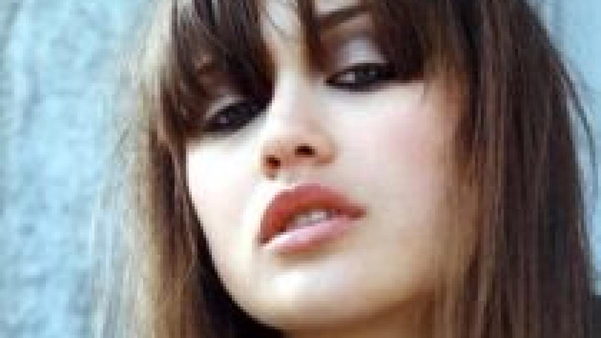 Olga Kurylenko, noua ?Bond Girl?, acuzată de trădare morală faţă de Uniunea Sovietică