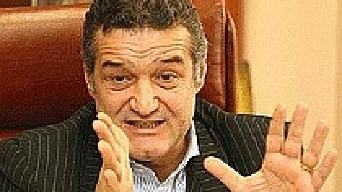 Gigi  Becali curăţă de derbedei peluza stelistă 