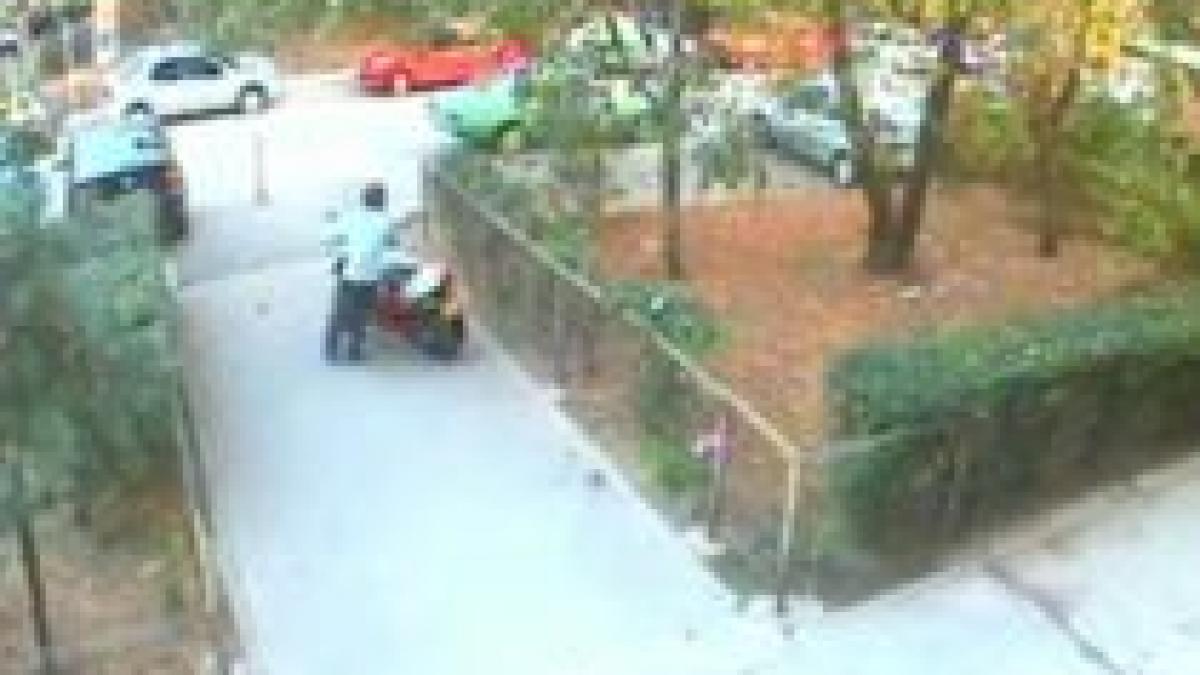 Cum se fură un scuter. Patru bărbaţi filmaţi în timp ce sustrăgeau un moped (VIDEO)