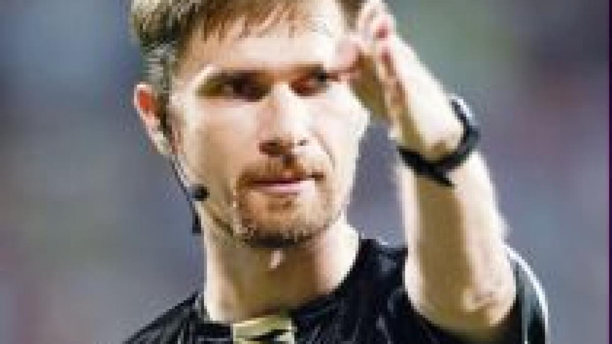 Alexandru Tudor, la centru în meciul Barcelona - Basel din Liga Campionilor